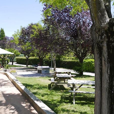 Camping Forcalquier Les Routes De Provence Hotel Luaran gambar
